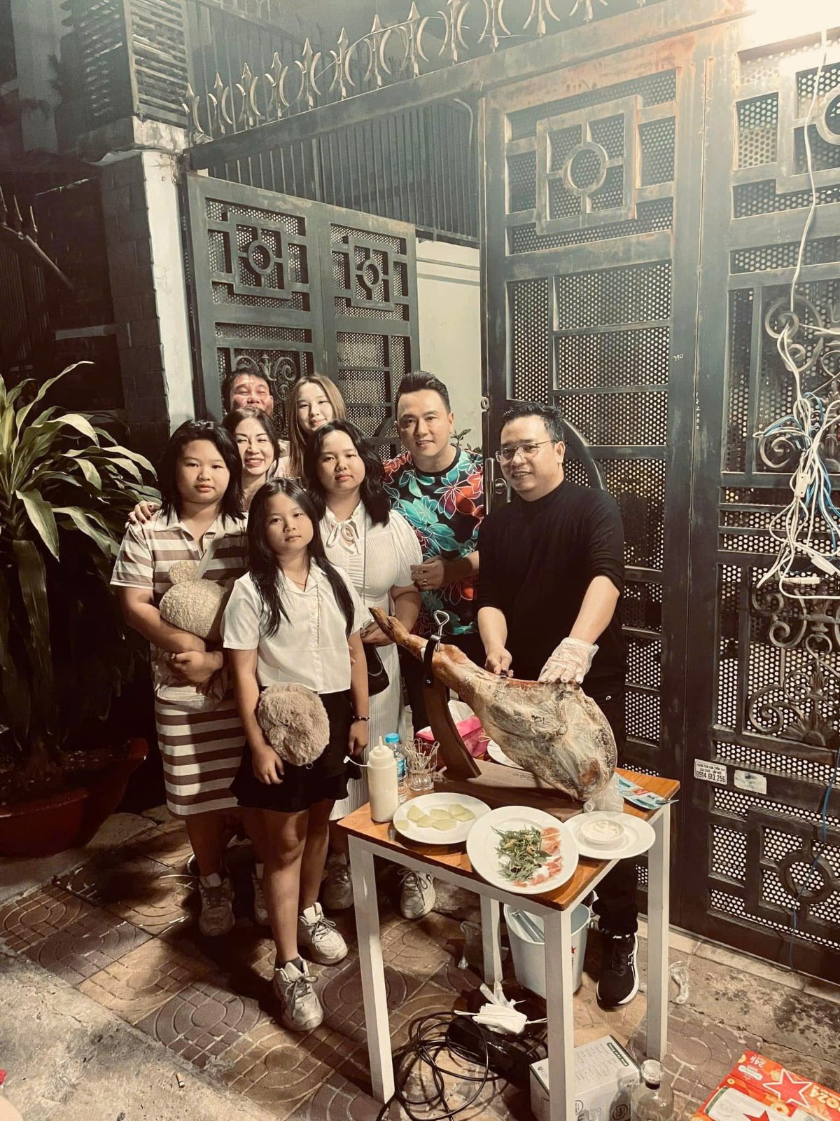 Phòng ăn tường gạch thô với ghế kim loại